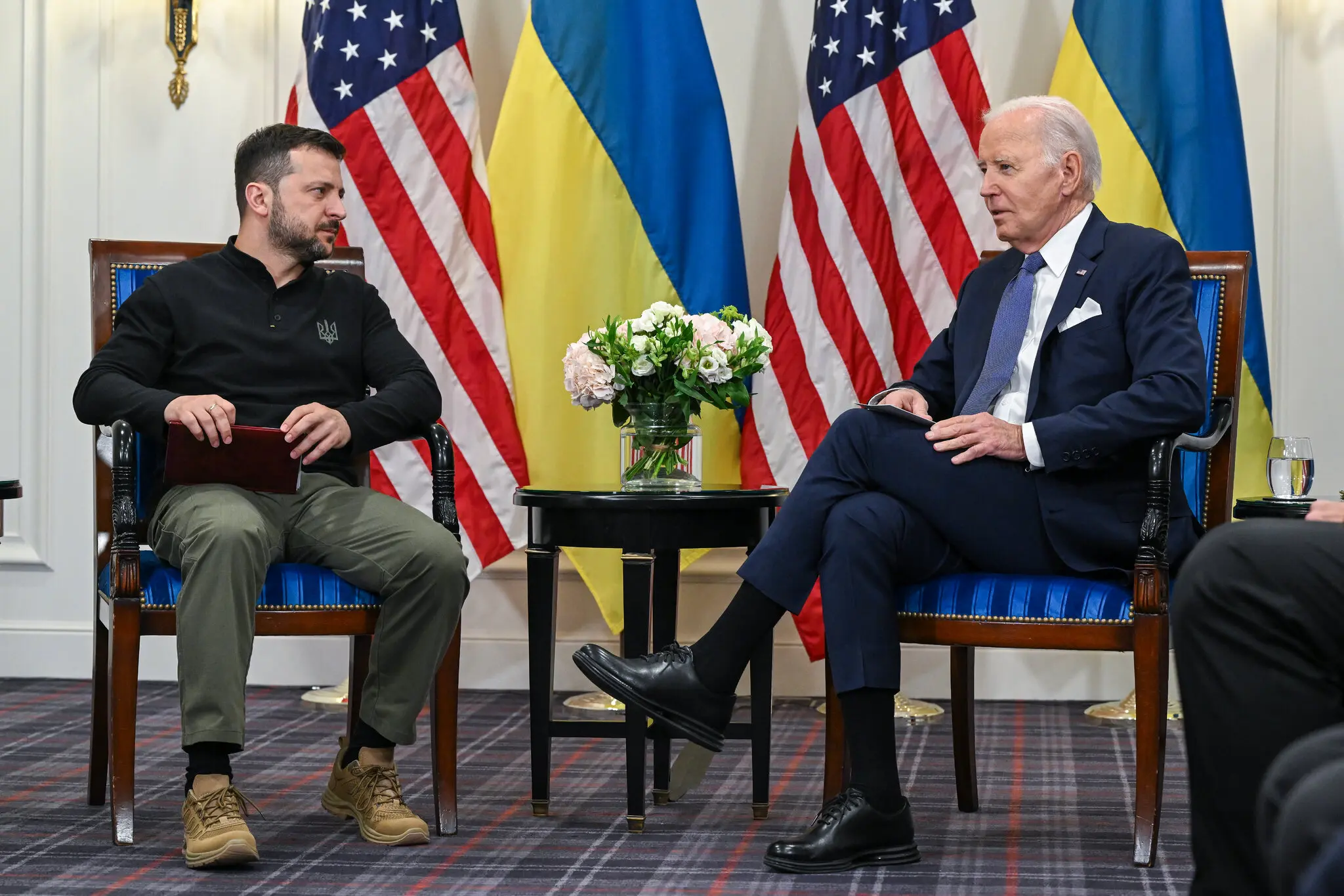 Президент України Володимир Зеленський і президент Байден у п'ятницю в Парижі.